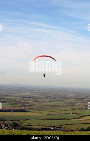 Amateurs de planeurs et de parapentes photographiés à Devils Dyke, surplombant Fulking et près de Brighton dans East Sussex, Royaume-Uni. Banque D'Images