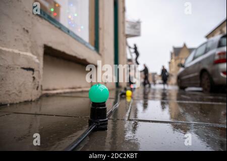 Kelso, frontières écossaises, Royaume-Uni. 18 novembre 2020. Wet Weather Scotland UK UN secteur des entreprises et de l'hôtellerie lutte pendant le coronavirus, le confinement des coviles et le système de niveau à travers l'Écosse et le Royaume-Uni, des bénévoles locaux de Kelso dans les frontières écossaises, Apportez un peu de couleur et de lumière bien nécessaires car ils pendent les lumières de Noël des villes devant l'hôtel Border maintenant fermé et la rue haute à Kelso. Crédit : phil wilkinson/Alay Live News Banque D'Images