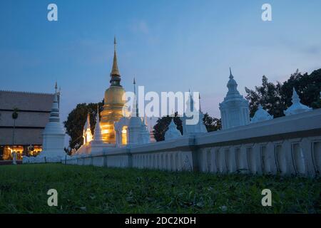 Belle vue sur le temple de Wat Suan Dok avec des mausolées blanchies à la chaux abritant les cendres des dirigeants de Chiang Mai dans la province de Chiang Mai en Thaïlande. Banque D'Images