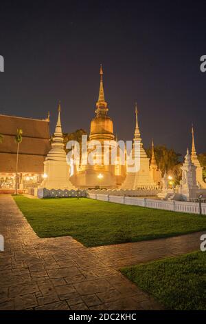 Belle vue sur le temple de Wat Suan Dok avec des mausolées blanchies à la chaux abritant les cendres des dirigeants de Chiang Mai dans la province de Chiang Mai en Thaïlande. Banque D'Images