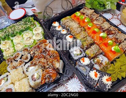 Ensemble de sushis japonais. Variété saine de nourriture japonaise. Différents types de sushis. Délicieux maki coloré, tamagoyaki, inari. Tradi japonais Banque D'Images