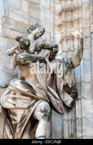 Saint Christopher, statue sur la façade de la cathédrale de Milan, Duomo di Santa Maria Nascente, Milan, Lombardie, Italie Banque D'Images