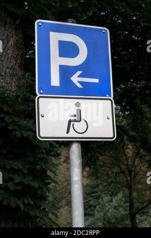 Panneau de parking bleu pour personnes handicapées dans un parking en Angleterre. Banque D'Images