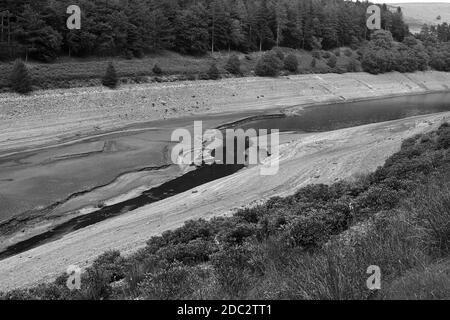 Les faibles niveaux d'eau dans le réservoir de Howden dans la Haute Vallée de Derwent dans le Derbyshire Peak District de juillet 2018 Banque D'Images