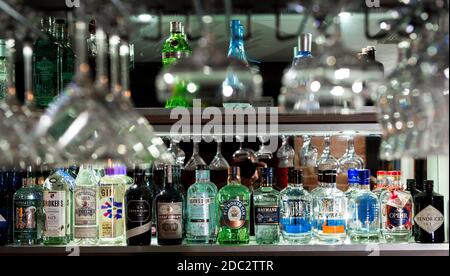 Des bouteilles de gin se trouvent derrière un bar vide, dans un pub en Angleterre. ROYAUME-UNI. Banque D'Images