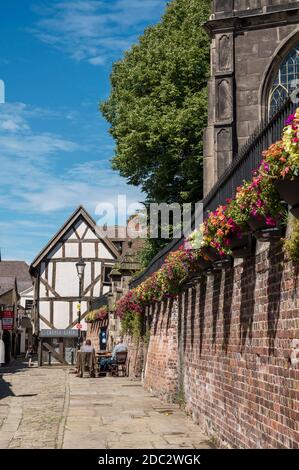 Église et bâtiments à colombages à Fish Street, dans la ville marchande de Shrewsbury, Shropshire, Angleterre. Banque D'Images