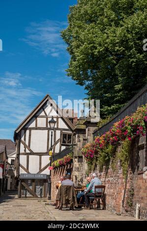 Église et bâtiments à colombages à Fish Street, dans la ville marchande de Shrewsbury, Shropshire, Angleterre. Banque D'Images