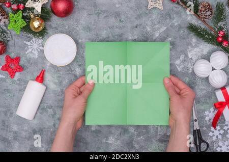 Métiers de Noël - arbre de Noël en papier coloré, instructions étape par étape. Étape 12- obtenir un carré avec quatre plis diagonaux et en deux Banque D'Images