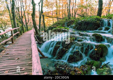 Belle petite cascade, parc national des lacs de Plitvice en Croatie. Banque D'Images