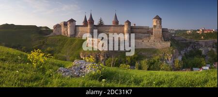 Belle ancienne forteresse en pierre. Fortification sur la colline. Panorama en soirée. Ville de Kamenetz-Podolsk, Ukraine, Europe Banque D'Images