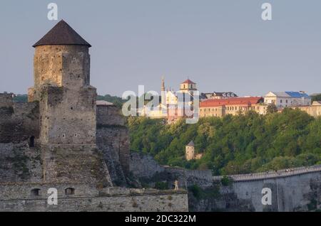 Paysage urbain en soirée avec tour en pierre de l'ancienne forteresse. Attraction touristique. Vue sur la vieille ville. Kamenetz-Podolsk, Ukraine, Europe Banque D'Images