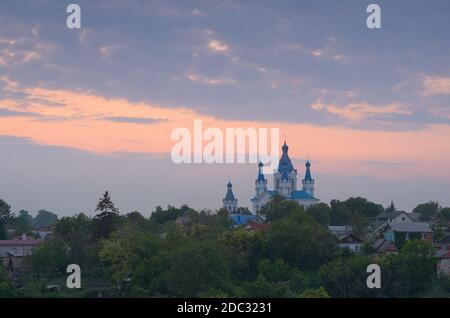 Vue sur l'église orthodoxe avec dômes bleus. Cathédrale Saint-Georges. Monument architectural, ville de Kamenetz-Podolsk, Ukraine, Europe Banque D'Images