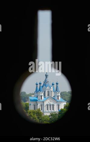 Une vue à travers une forteresse médiévale en boucle sur l'église orthodoxe avec des dômes bleus. Cathédrale Saint-Georges. Monument architectural, la ville de Kamene Banque D'Images