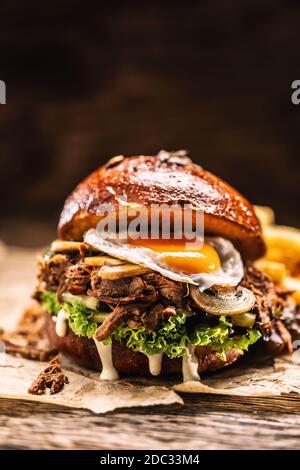 Hamburger farci avec des champignons confits de dinde et de français déchiquetés frites Banque D'Images
