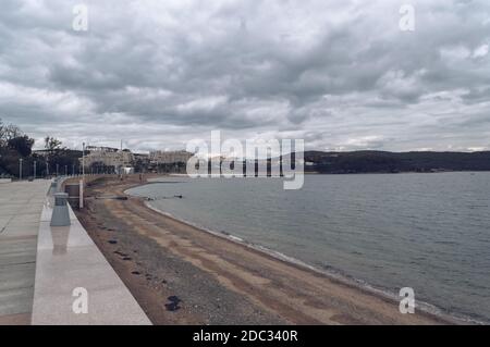 Vue sur le remblai et la mer près du campus de l'administration fédérale de l'extrême-Orient université le jour sombre Banque D'Images