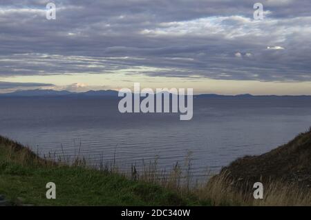 mer et îles dans la vue de distance de l'île Russkiy au coucher du soleil Banque D'Images