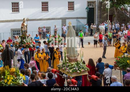 ABADIA, AMARES, PORTUGAL - 15 août 2017 : Procession religieuse traditionnelle de Senhora da Abadia à Amares, Portugal Banque D'Images