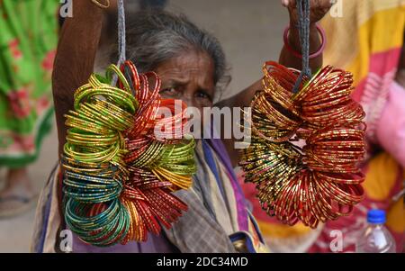 Guwahati, Assam, Inde. 18 novembre 2020. Une femme âgée vend des bracelets de verre devant le Chhath Puja à Guwahati Assam inde le mercredi 18 novembre 2020.Chaath puja est un festival hindou qui est principalement effectué par la communauté Bihari de l'Inde où ils offrent la prière pour Sun Dieu en se tenant sur l'eau crédit: Dasarath Deka/ZUMA Wire/Alamy Live News Banque D'Images