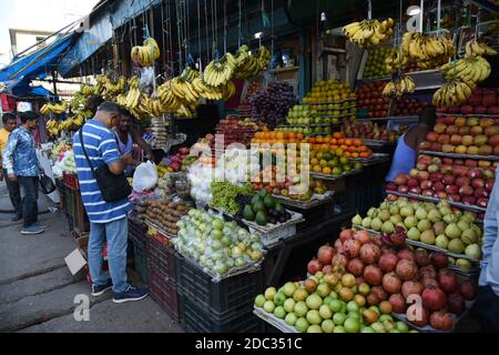 Guwahati, Assam, Inde. 18 novembre 2020. Un homme achète des fruits pour Chhath puja avant le Chhath Puja à Guwahati Assam inde le mercredi 18 novembre 2020.Chaath puja est un festival hindou qui est principalement effectué par la communauté Bihari de l'Inde où ils offrent la prière pour Sun Dieu en se tenant sur l'eau crédit: Dasarath Deka/ZUMA Wire/Alamy Live News Banque D'Images