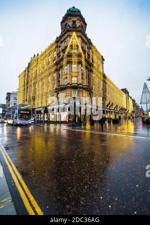 Vue en soirée du grand magasin Frasers avec des lumières de Noël sur Buchanan Street sous la pluie, Glasgow, Écosse, Royaume-Uni Banque D'Images