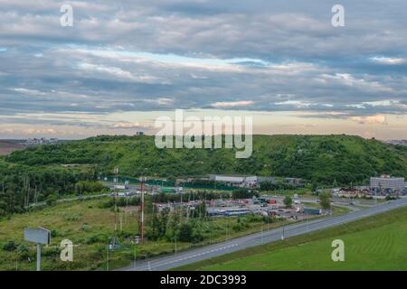 Dépotoir à la périphérie de Moscou. Une colline surcultivée avec des arbres, un ancien dépotoir de ville dans le nord de Moscou. Vue aérienne. Banque D'Images