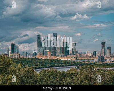 Centre d'affaires international de Moscou par beau temps. Quartier des affaires de la ville. Banque D'Images