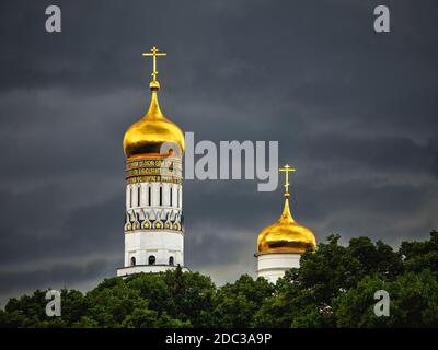 Ivan le Grand clocher de Moscou. Dômes d'or de l'ancienne cathédrale du Kremlin de Moscou avant une averse. Banque D'Images