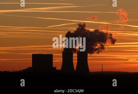 18 novembre 2020, Saxe, Störmthal: La centrale électrique de Lippendorf dans le district de Leipzig, prise de la rive du lac Störmthal au sud de Leipzig. Photo: Sebastian Willnow/dpa-Zentralbild/dpa Banque D'Images