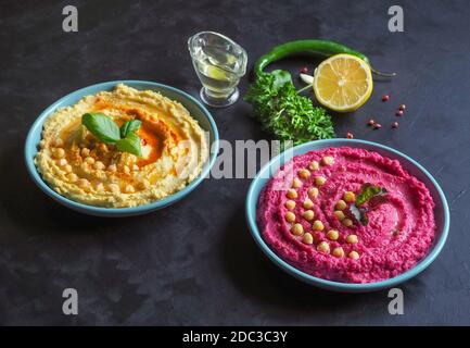 Houmous à la betterave et houmous traditionnels sur une cuisine noire tableau Banque D'Images