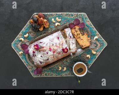 Gâteau de dattes maison et de noix sur table noire. Vue de dessus. Banque D'Images