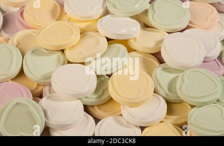 Love Hearts bonbon dans blanc vert jaune rose Banque D'Images