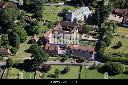 Vue aérienne de l'école primaire de l'église Ewelme d'Angleterre et de l'église Sainte-Marie-la-Vierge, Ewelme, Banque D'Images