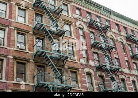 Appartements typiques de Manhattan avec échelles Fire Escape à New York, États-Unis Banque D'Images