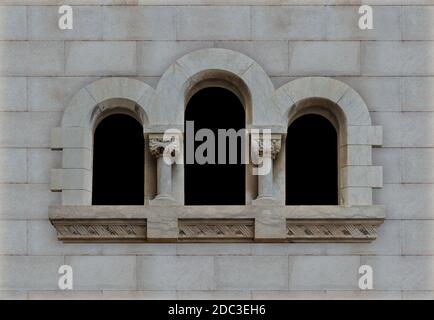 Dans les rues de Catalogne, dans les lieux publics. Éléments de décorations architecturales de bâtiments, portes et arches, moulures en plâtre et motifs. Banque D'Images