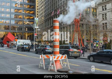 Tuyau à vapeur Orange typique au milieu de la route dans le quartier financier, Manhattan, New York City, États-Unis Banque D'Images