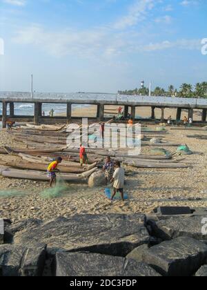Pêcheurs à la plage près de leurs bateaux et de préparer leur pêche Filets à Pondichéry Tamil nadu Inde le 8 octobre 2008 Banque D'Images