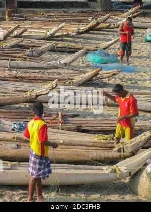 Pêcheurs à la plage près de leurs bateaux et de préparer leur pêche Filets à Pondichéry Tamil nadu Inde le 8 octobre 2008 Banque D'Images