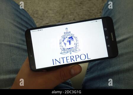 KONSKIE, POLOGNE - 29 juin 2019 : logo de l'organisation Interpol affiché sur le téléphone mobile Banque D'Images