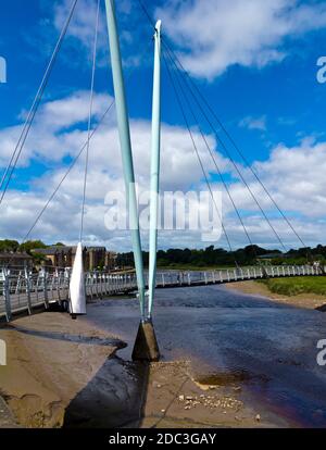 Le pont du Millénaire de Lune passerelle à câbles qui traverse la rivière Lune à Lancaster, en Angleterre, conçue par Whitby Bird et Partners en 2000. Banque D'Images