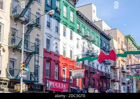 Magnifique quartier de Little Italy à Lower Manhattan. Bâtiments typiques de New York peints avec des couleurs de drapeau national italien à rayures. New York, États-Unis Banque D'Images