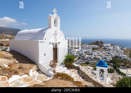 Chora, île d'iOS, Grèce- 20 septembre 2020 : vue sur la colline de Saint Nicolas, petite église blanche. Banque D'Images