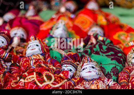 Des marionnettes Rajasthani artisanales colorées (Kathputli) ont été exposées en magasin à New Delhi, en Inde Banque D'Images