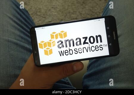 KONSKIE, POLOGNE - 29 juin 2019 : logo Amazon Web services affiché sur le téléphone mobile Banque D'Images