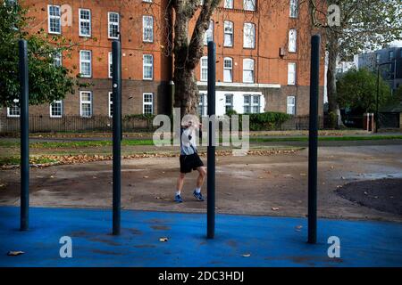 Hackney,Londres novembre 2020 pendant la pandémie de Covid-19 (coronavirus). Verrouillage 2. Un homme s'exerce à côté de l'équipement de gymnase du conseil qui a été Banque D'Images