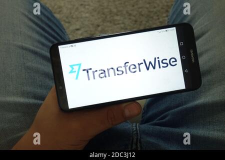 KONSKIE, POLOGNE - 29 juin 2019 : logo du service de transfert d'argent TransferWise affiché sur le téléphone mobile Banque D'Images