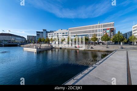 Le nouvel espace public au bord de l'eau Bootshafen, dans le centre-ville de Kiel, en Allemagne. Le lac est relié au Kleiner Kiel et à la Baltique. Banque D'Images