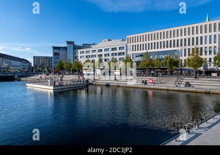 Le nouvel espace public au bord de l'eau Bootshafen, dans le centre-ville de Kiel, en Allemagne. Le lac est relié au Kleiner Kiel et à la Baltique. Banque D'Images