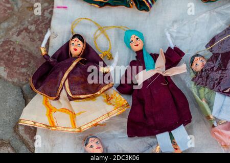 Des marionnettes Rajasthani artisanales colorées (Kathputli) ont été exposées en magasin à New Delhi, en Inde Banque D'Images