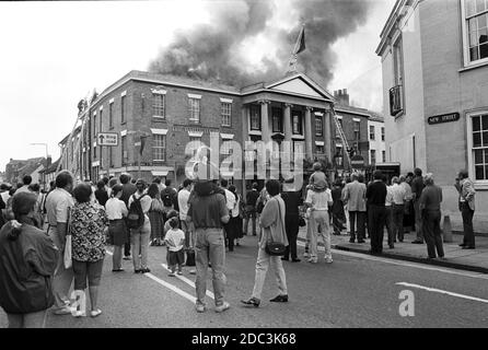 L'hôtel White Hart dans le centre de Salisbury en feu en août 1994. Banque D'Images