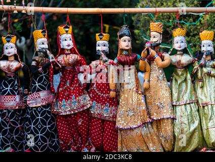 Des marionnettes Rajasthani artisanales colorées (Kathputli) ont été exposées en magasin à New Delhi, en Inde Banque D'Images